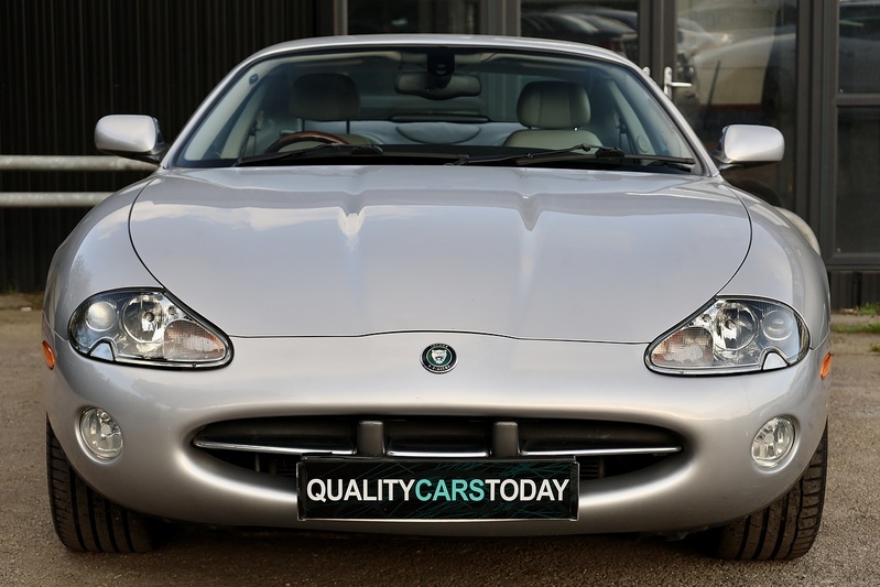 Jaguar XK8 4.2 V8 Coupe + 3 Former Keepers + Exceptional Image 3