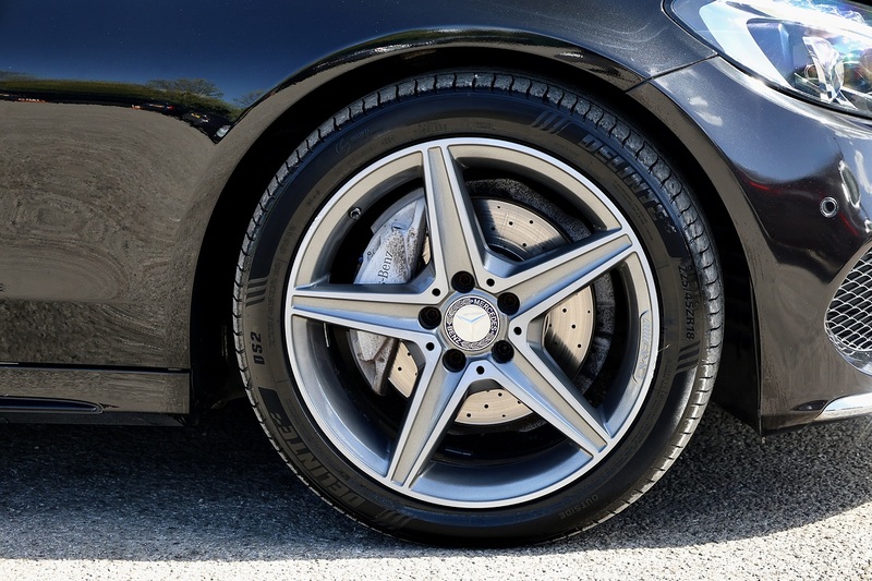 Mercedes-Benz C220d AMG Line Premium Panoramic Roof + Heated Memory Seats + Reverse Camera Image 38