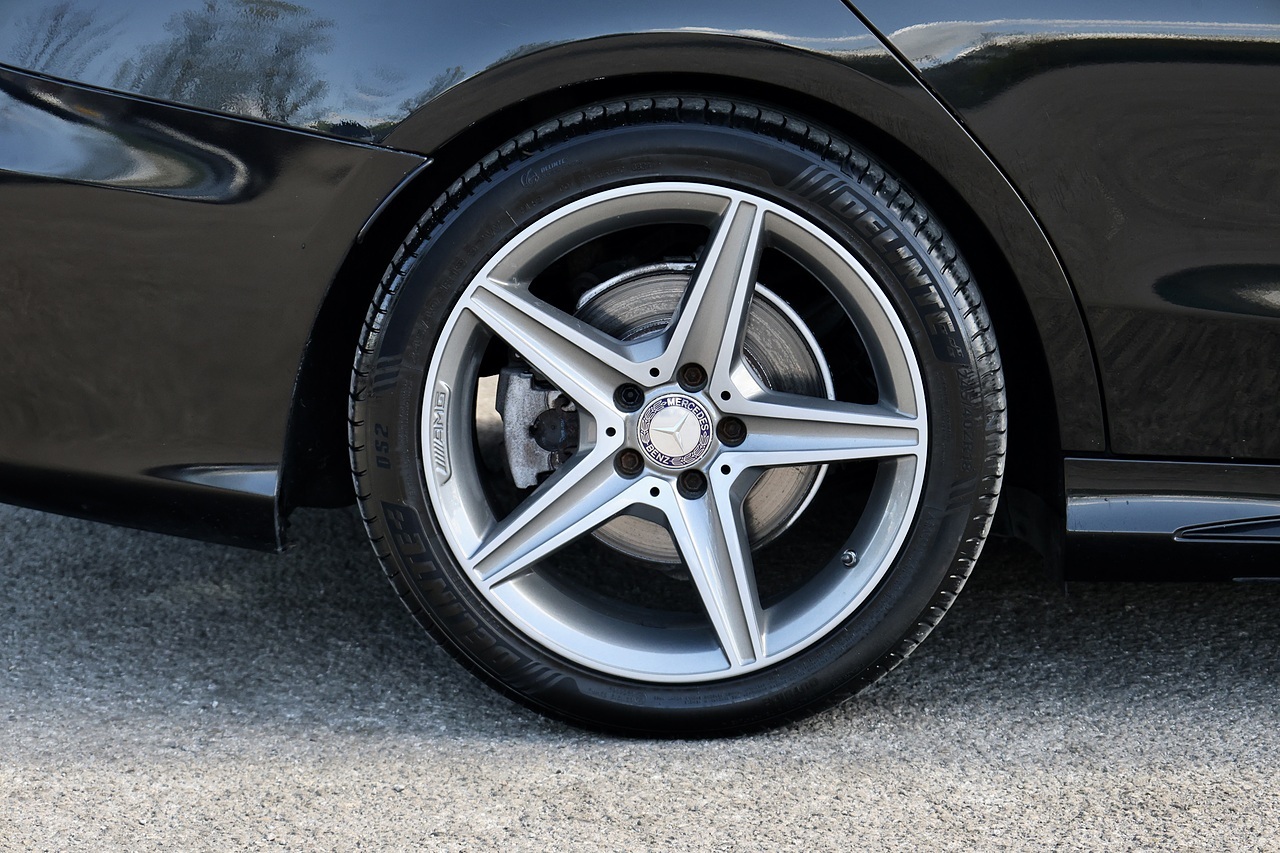 Mercedes-Benz C220d AMG Line Premium Panoramic Roof + Heated Memory Seats + Reverse Camera - Large 39