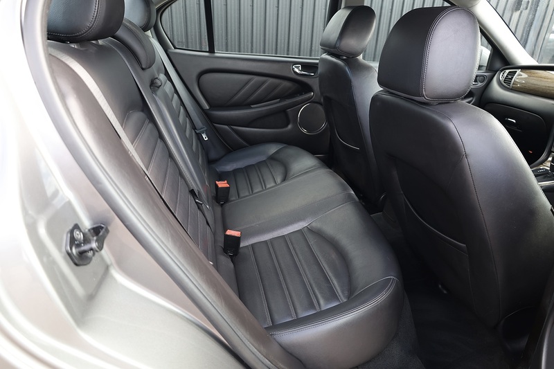 Jaguar X-Type 2.2D SE Rare Colour + Sat Nav + Heated Seats Image 12