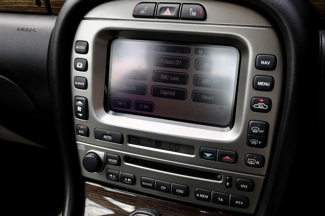 Jaguar X-Type 2.2D SE Rare Colour + Sat Nav + Heated Seats - Large 25