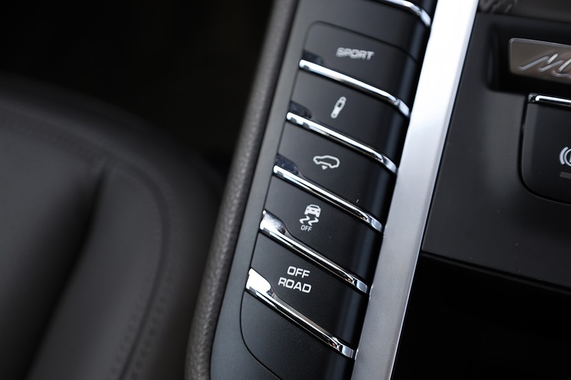 Porsche Macan S 1 Owner + FPSH + VAT Q + Individual Specification Image 17