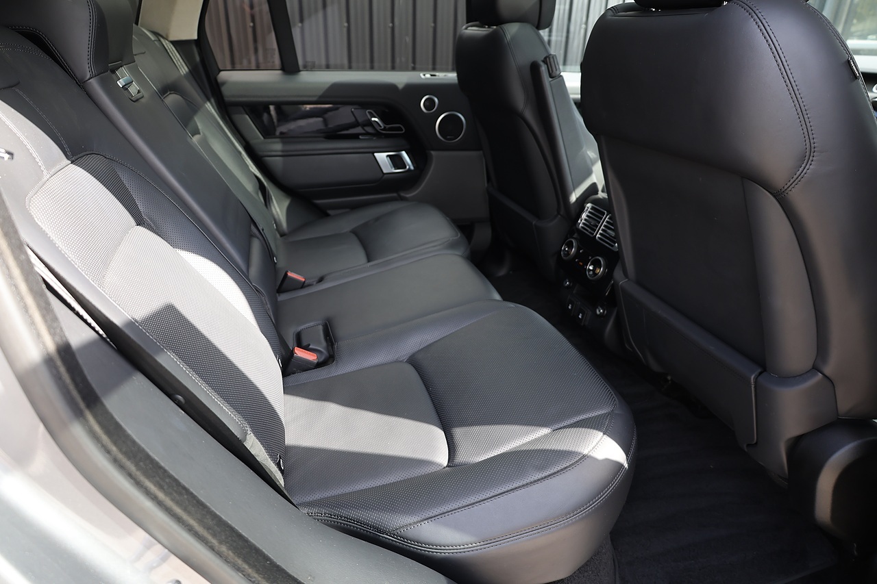 Land Rover Range Rover Westminster 2 Former Keepers + Sliding Pano Roof + Deployable Steps - Large 12