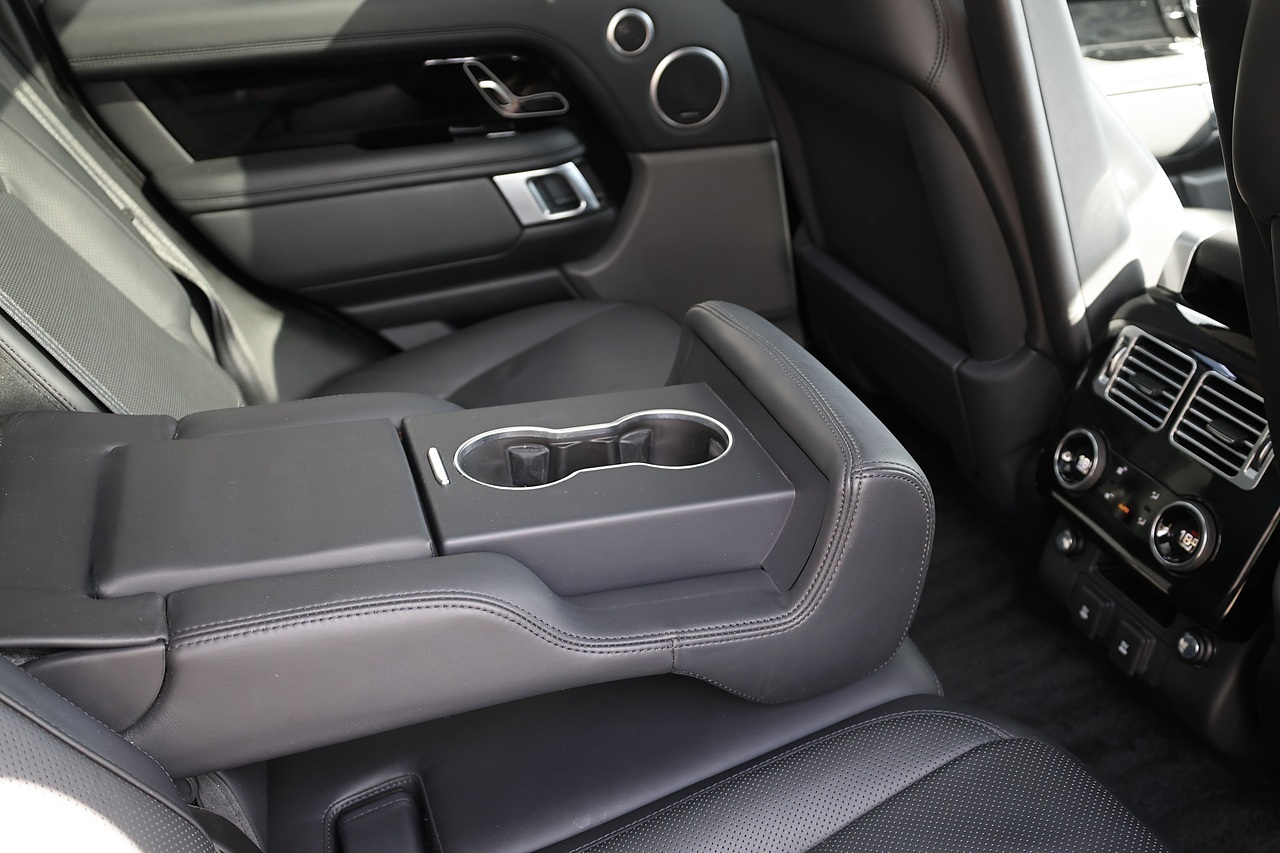 Land Rover Range Rover Westminster 2 Former Keepers + Sliding Pano Roof + Deployable Steps - Large 13