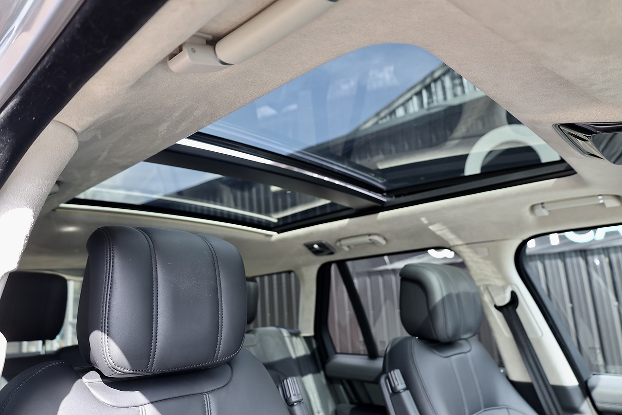 Land Rover Range Rover Westminster 2 Former Keepers + Sliding Pano Roof + Deployable Steps - Large 9