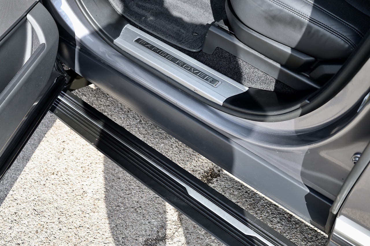 Land Rover Range Rover Westminster 2 Former Keepers + Sliding Pano Roof + Deployable Steps - Large 15