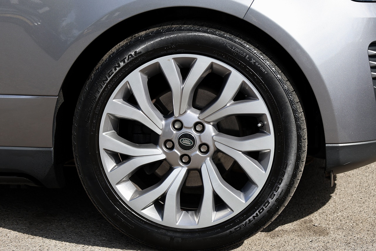 Land Rover Range Rover Westminster 2 Former Keepers + Sliding Pano Roof + Deployable Steps - Large 20