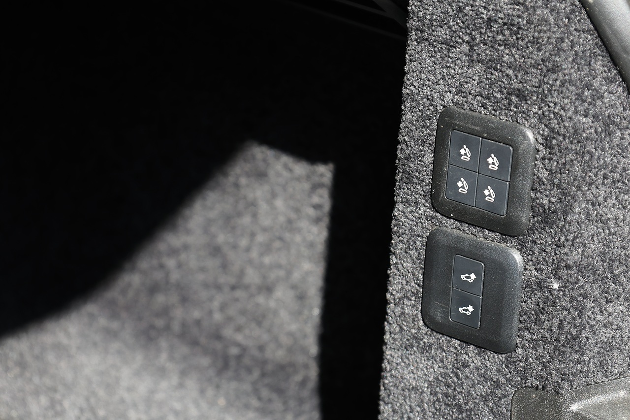 Land Rover Range Rover Westminster 2 Former Keepers + Sliding Pano Roof + Deployable Steps - Large 17