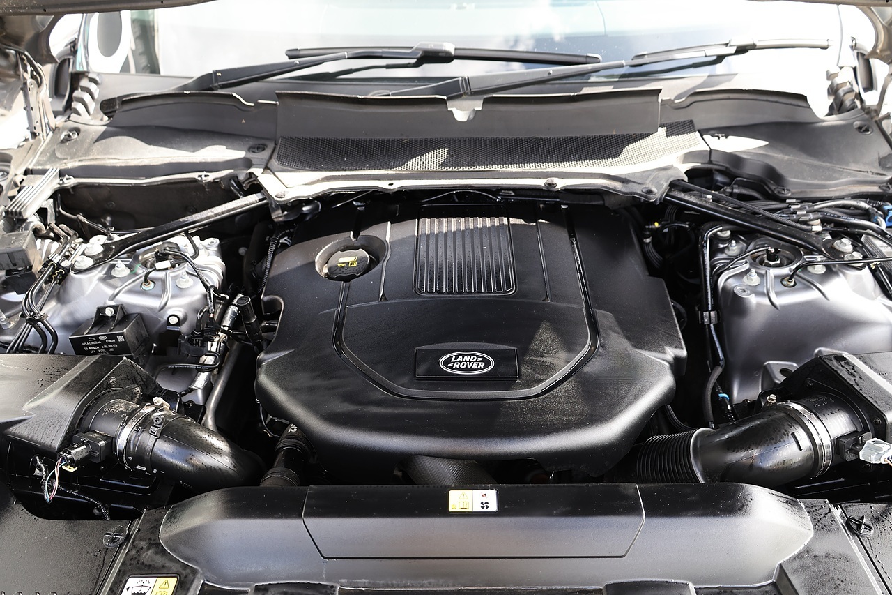 Land Rover Range Rover Westminster 2 Former Keepers + Sliding Pano Roof + Deployable Steps - Large 18