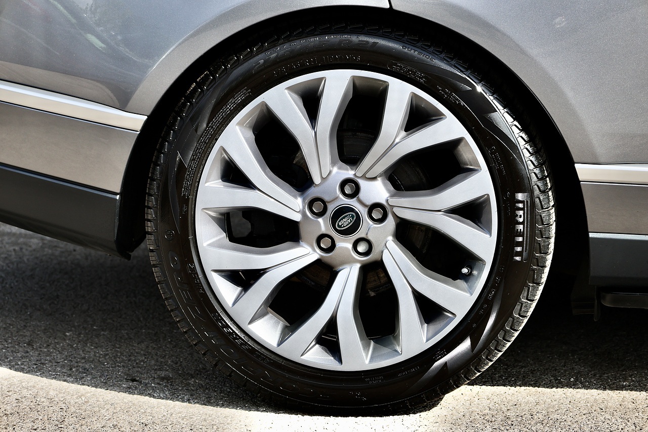 Land Rover Range Rover Westminster 2 Former Keepers + Sliding Pano Roof + Deployable Steps - Large 19