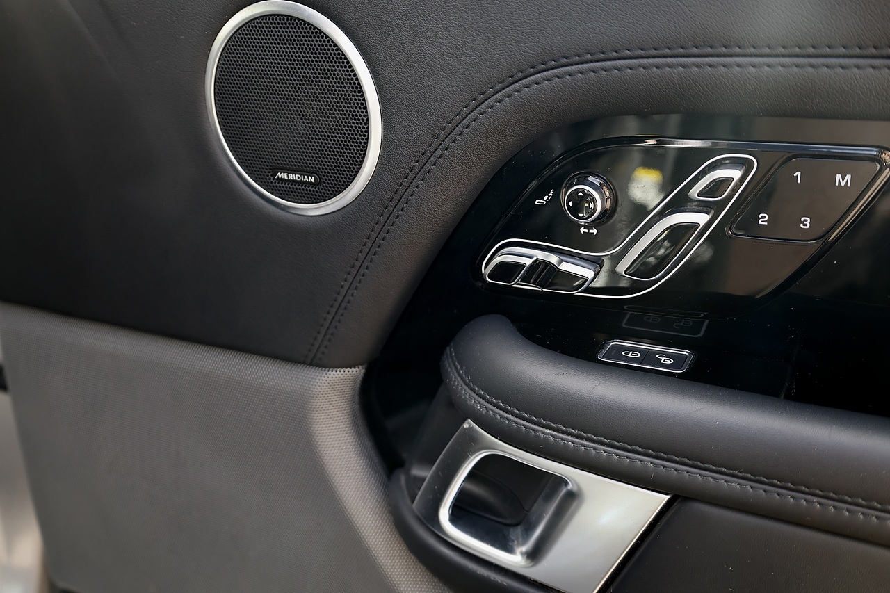 Land Rover Range Rover Westminster 2 Former Keepers + Sliding Pano Roof + Deployable Steps - Large 33