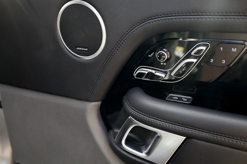 Land Rover Range Rover Westminster 2 Former Keepers + Sliding Pano Roof + Deployable Steps Image 33