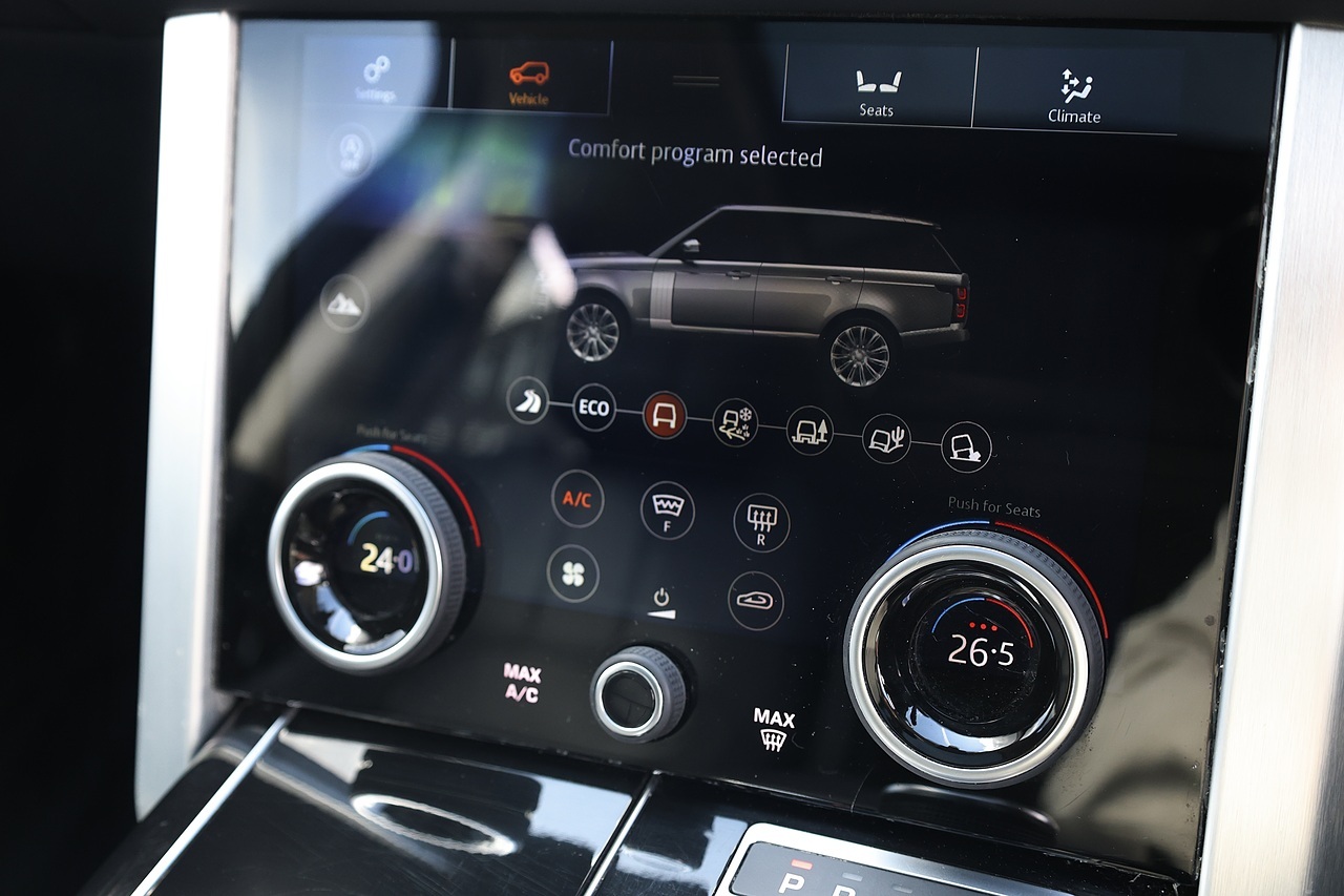 Land Rover Range Rover Westminster 2 Former Keepers + Sliding Pano Roof + Deployable Steps - Large 36