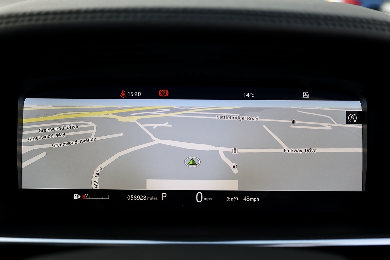 Land Rover Range Rover Westminster 2 Former Keepers + Sliding Pano Roof + Deployable Steps - Large 38