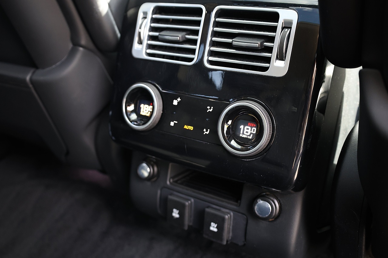 Land Rover Range Rover Westminster 2 Former Keepers + Sliding Pano Roof + Deployable Steps - Large 44