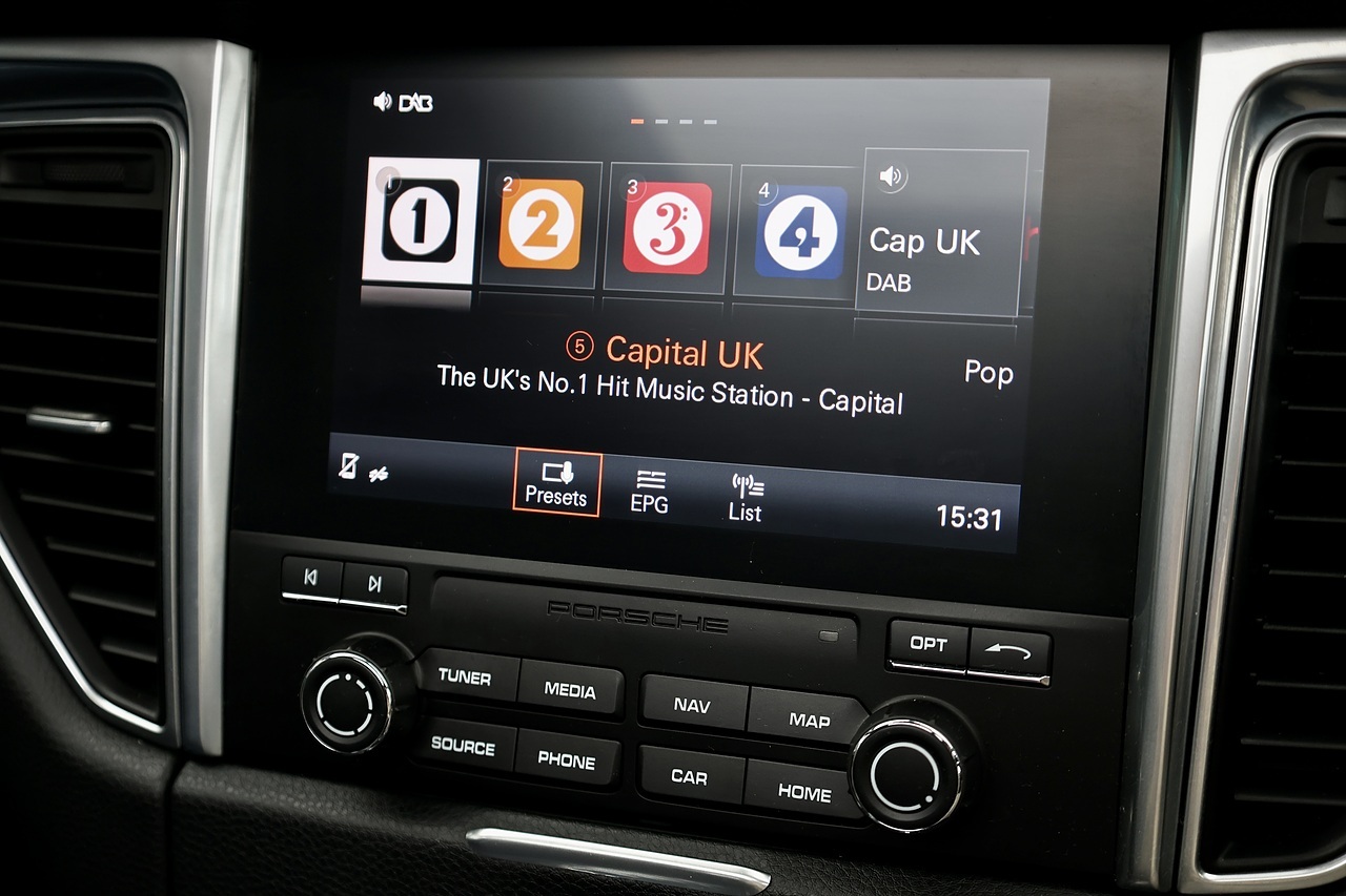 Porsche Macan T 1 Lady Owner + Full Porsche Main Dealer + Individually Specified - Large 13