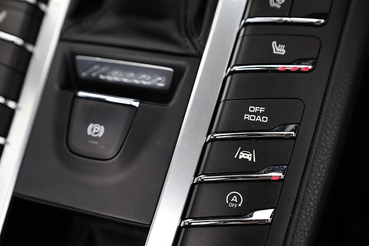 Porsche Macan T 1 Lady Owner + Full Porsche Main Dealer + Individually Specified - Large 15