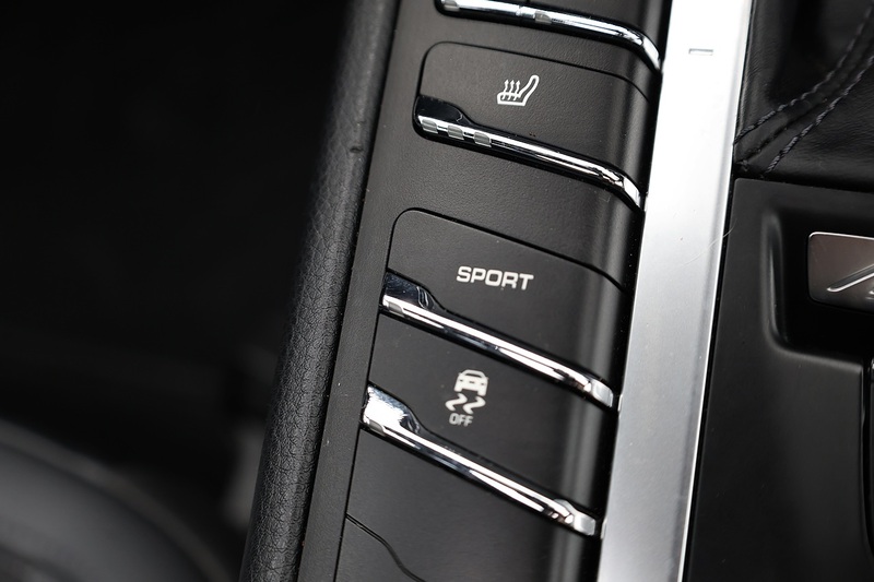 Porsche Macan T 1 Lady Owner + Full Porsche Main Dealer + Individually Specified Image 16