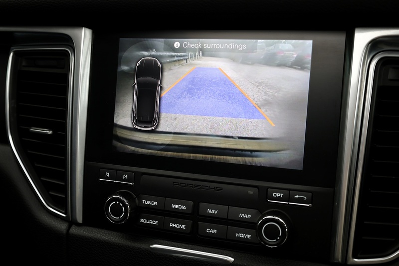 Porsche Macan T 1 Lady Owner + Full Porsche Main Dealer + Individually Specified Image 17