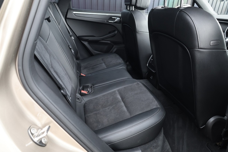 Porsche Macan T 1 Lady Owner + Full Porsche Main Dealer + Individually Specified Image 31