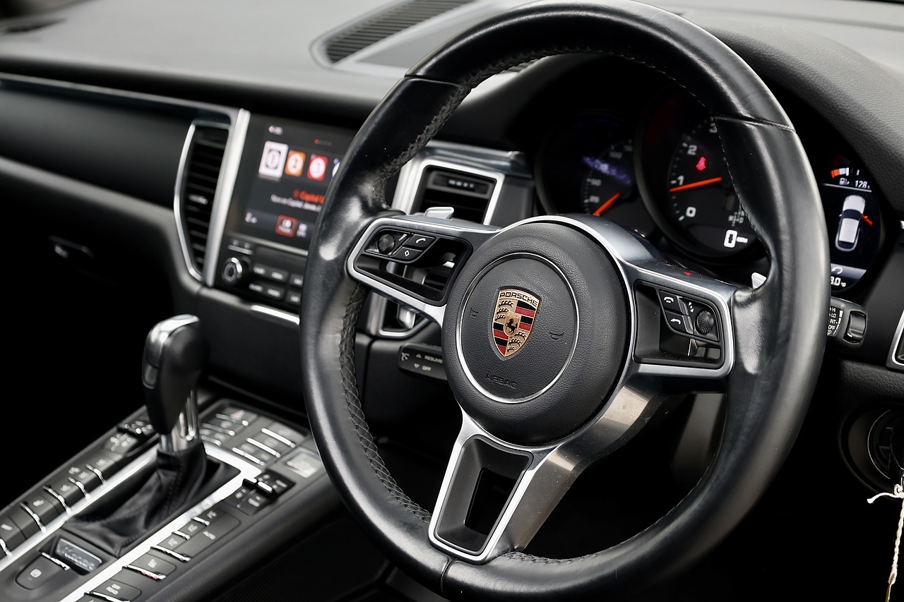 Porsche Macan T 1 Lady Owner + Full Porsche Main Dealer + Individually Specified - Large 33