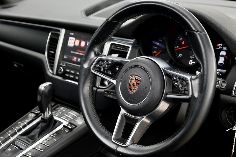 Porsche Macan T 1 Lady Owner + Full Porsche Main Dealer + Individually Specified Image 33