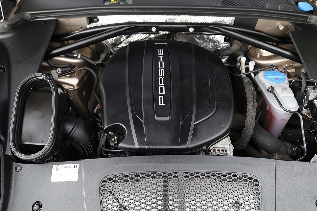 Porsche Macan T 1 Lady Owner + Full Porsche Main Dealer + Individually Specified - Large 34