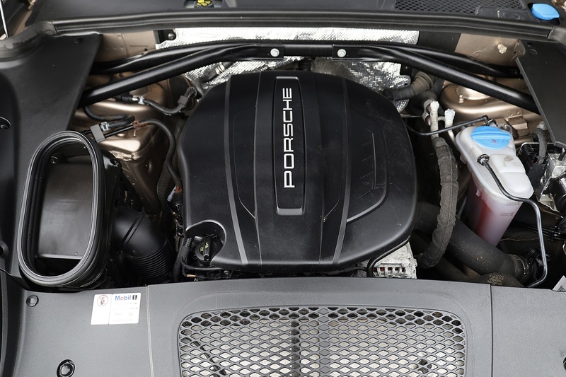 Porsche Macan T 1 Lady Owner + Full Porsche Main Dealer + Individually Specified Image 34