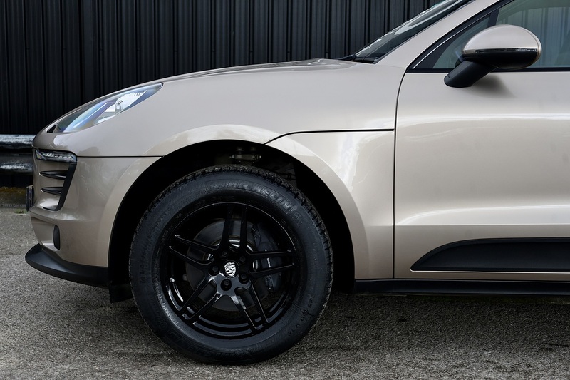 Porsche Macan T 1 Lady Owner + Full Porsche Main Dealer + Individually Specified Image 36