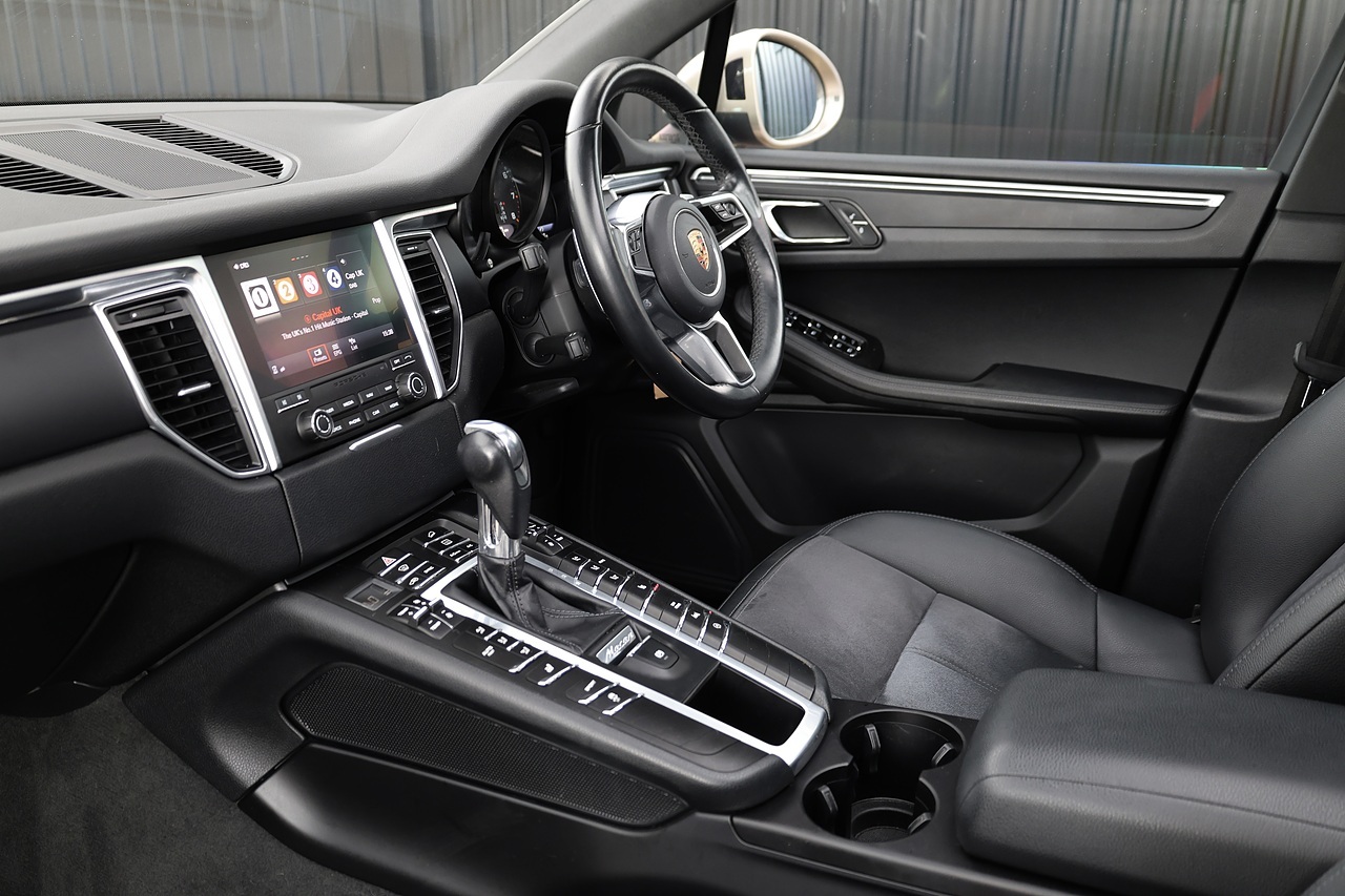 Porsche Macan T 1 Lady Owner + Full Porsche Main Dealer + Individually Specified - Large 12