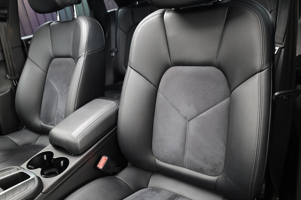 Porsche Macan T 1 Lady Owner + Full Porsche Main Dealer + Individually Specified - Large 9