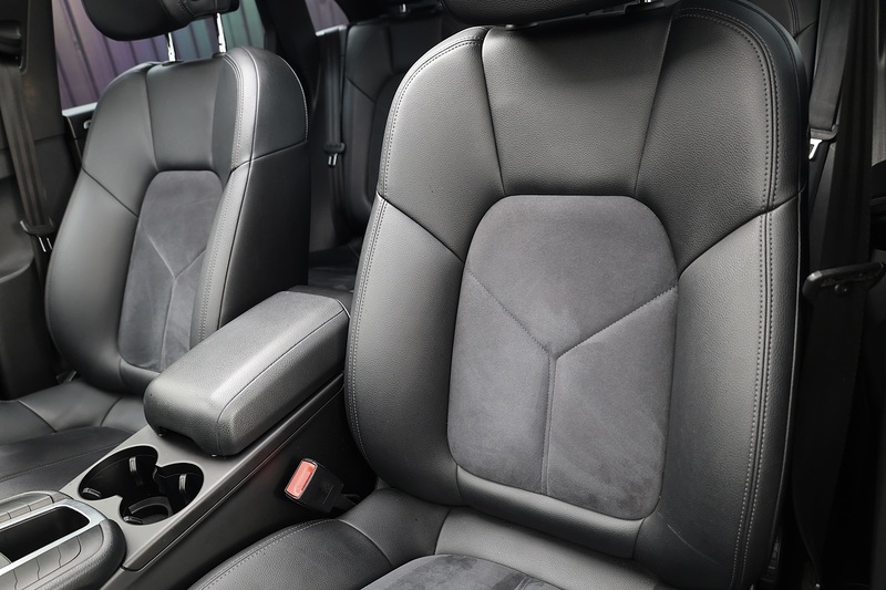 Porsche Macan T 1 Lady Owner + Full Porsche Main Dealer + Individually Specified Image 9