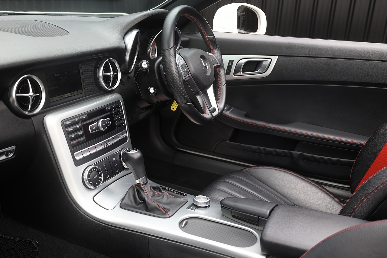 Mercedes-Benz SLK 200 AMG Sport 2 Former Keepers + FSH + Air Scarf - Large 14