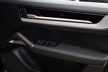 Porsche Cayenne 1 Owner + Porsche Warranty + £80k List Price - Thumb 24