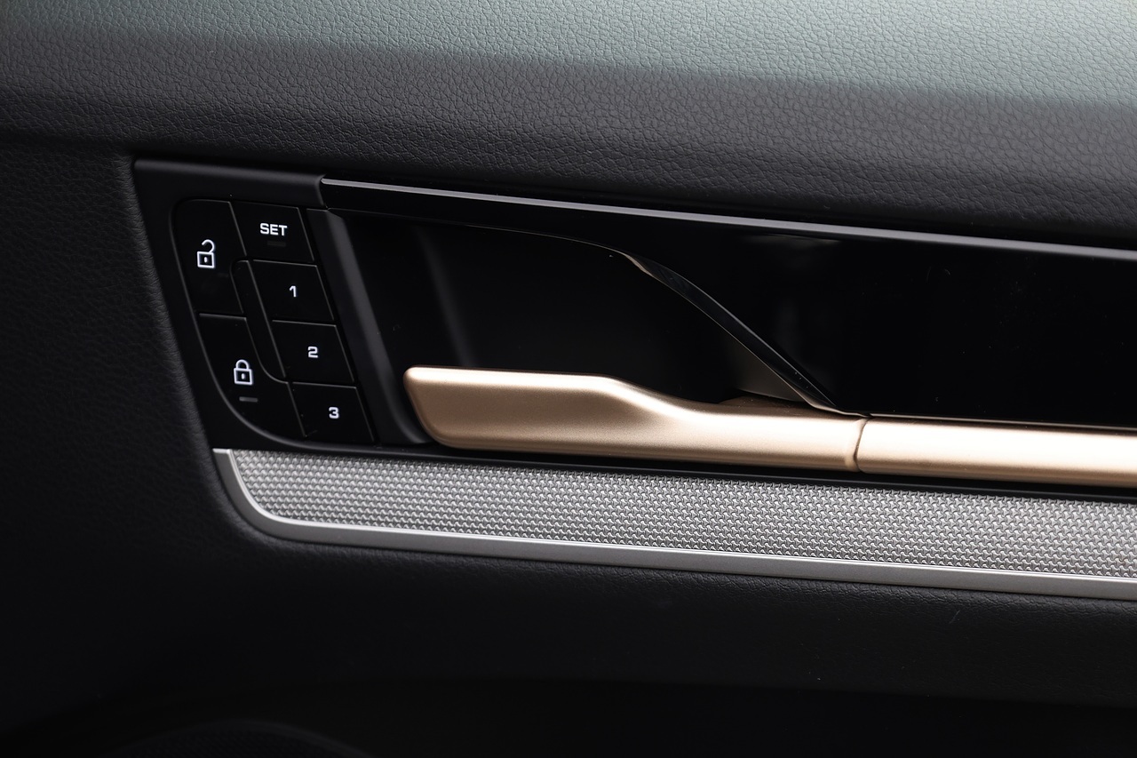 Porsche Cayenne 1 Owner + Porsche Warranty + £80k List Price - Large 26