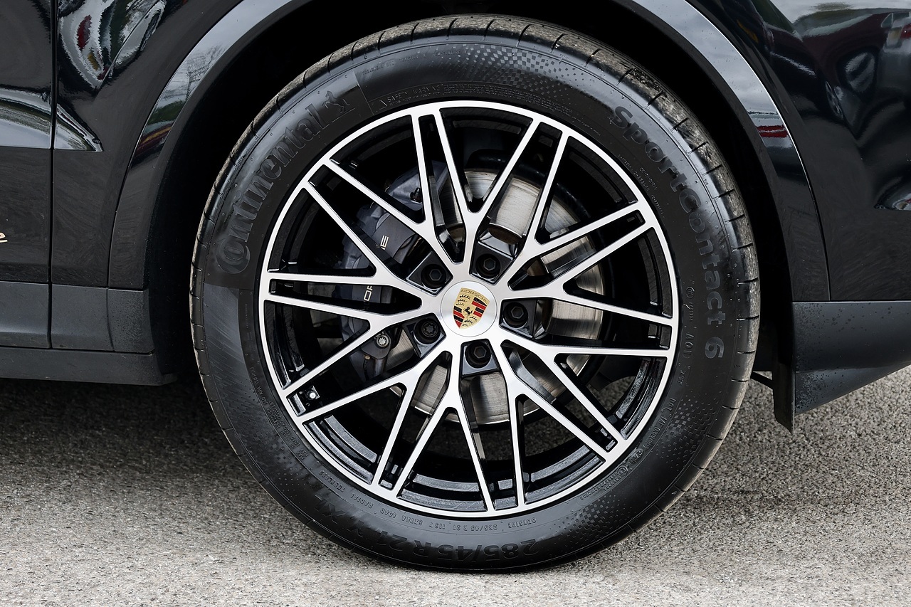 Porsche Cayenne 1 Owner + Porsche Warranty + £80k List Price - Large 39