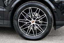 Porsche Cayenne 1 Owner + Porsche Warranty + £80k List Price - Thumb 39