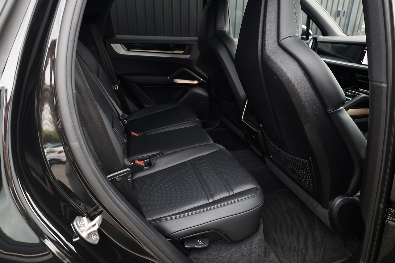 Porsche Cayenne 1 Owner + Porsche Warranty + £80k List Price - Large 31