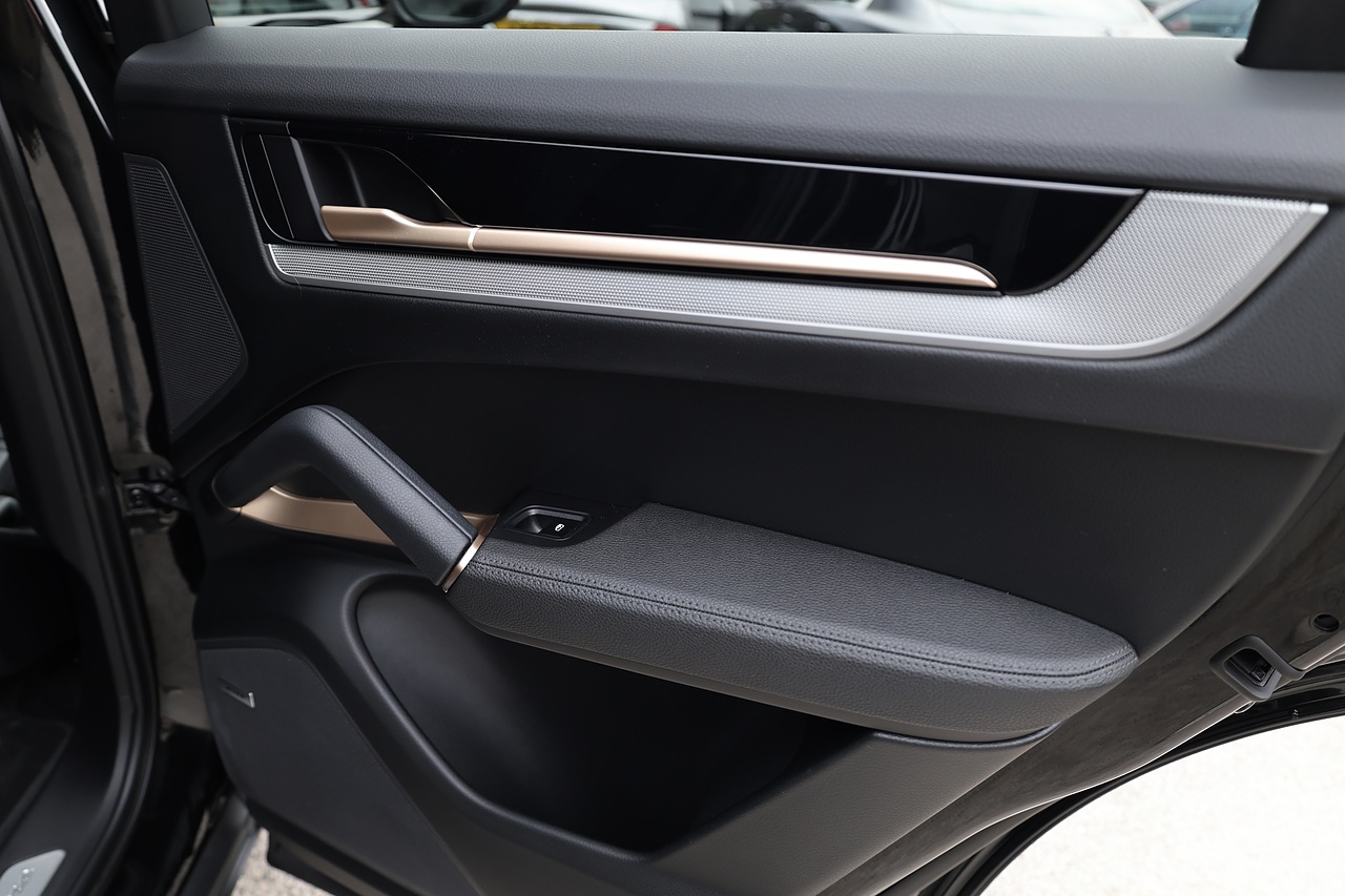 Porsche Cayenne 1 Owner + Porsche Warranty + £80k List Price - Large 32