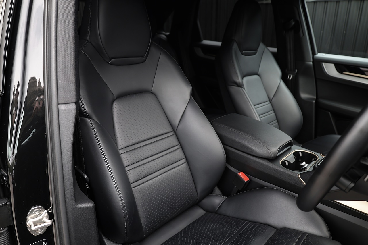 Porsche Cayenne 1 Owner + Porsche Warranty + £80k List Price - Large 7