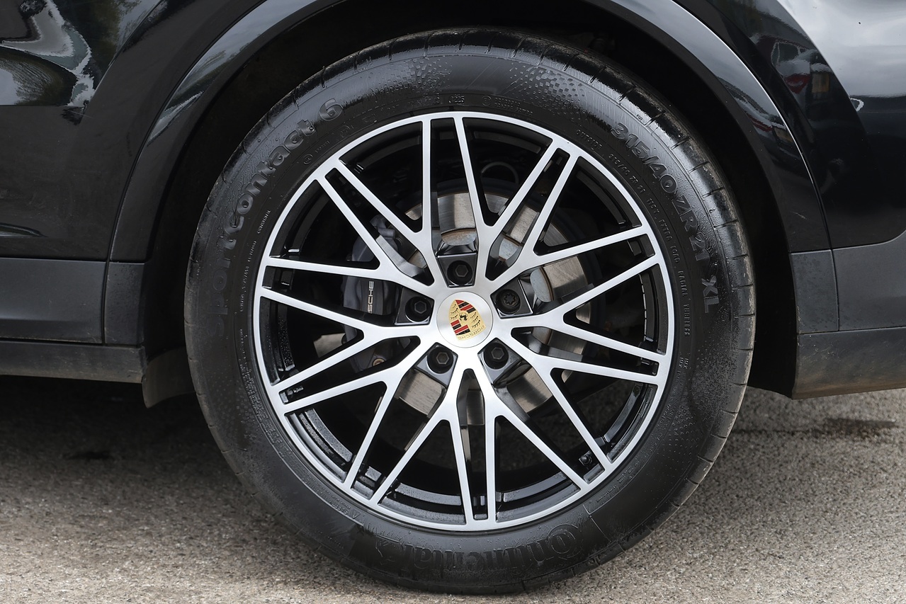 Porsche Cayenne 1 Owner + Porsche Warranty + £80k List Price - Large 41