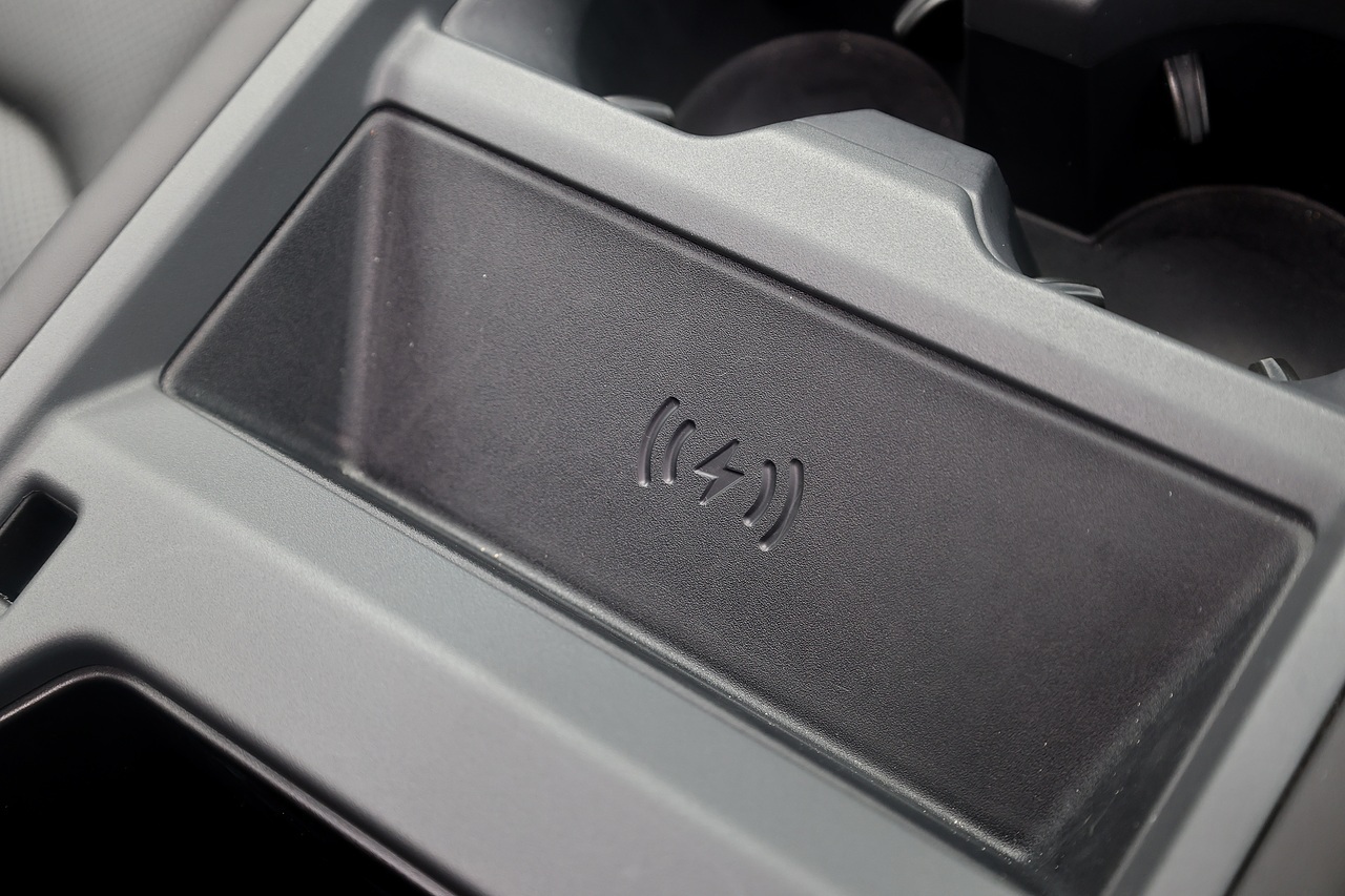 Land Rover Defender 110 D350 X-Dynamic HSE Huge Spec + 7 Seats + Family Pack + Tow Pack - Large 17