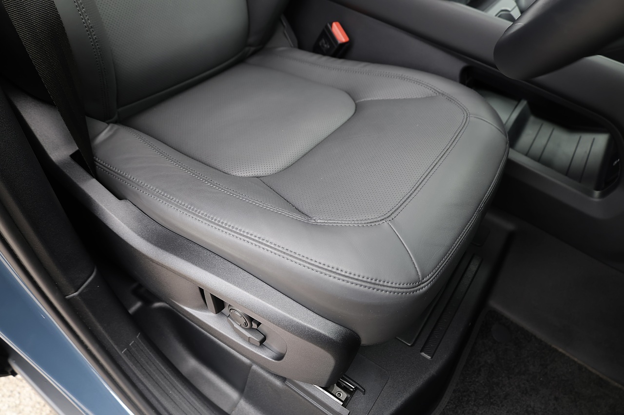 Land Rover Defender 110 D350 X-Dynamic HSE Huge Spec + 7 Seats + Family Pack + Tow Pack - Large 32