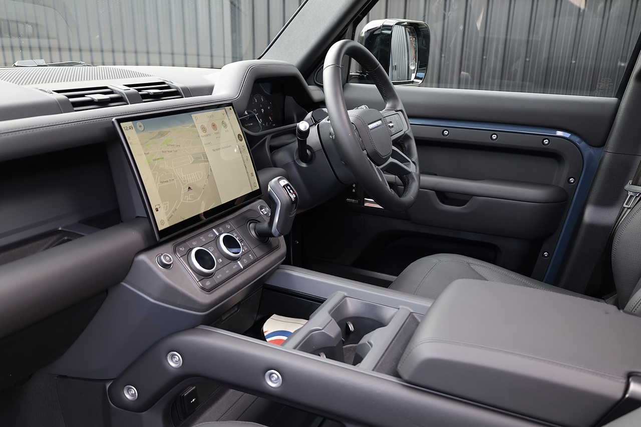 Land Rover Defender 110 D350 X-Dynamic HSE Huge Spec + 7 Seats + Family Pack + Tow Pack - Large 9