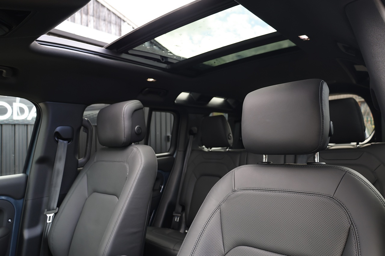 Land Rover Defender 110 D350 X-Dynamic HSE Huge Spec + 7 Seats + Family Pack + Tow Pack - Large 10