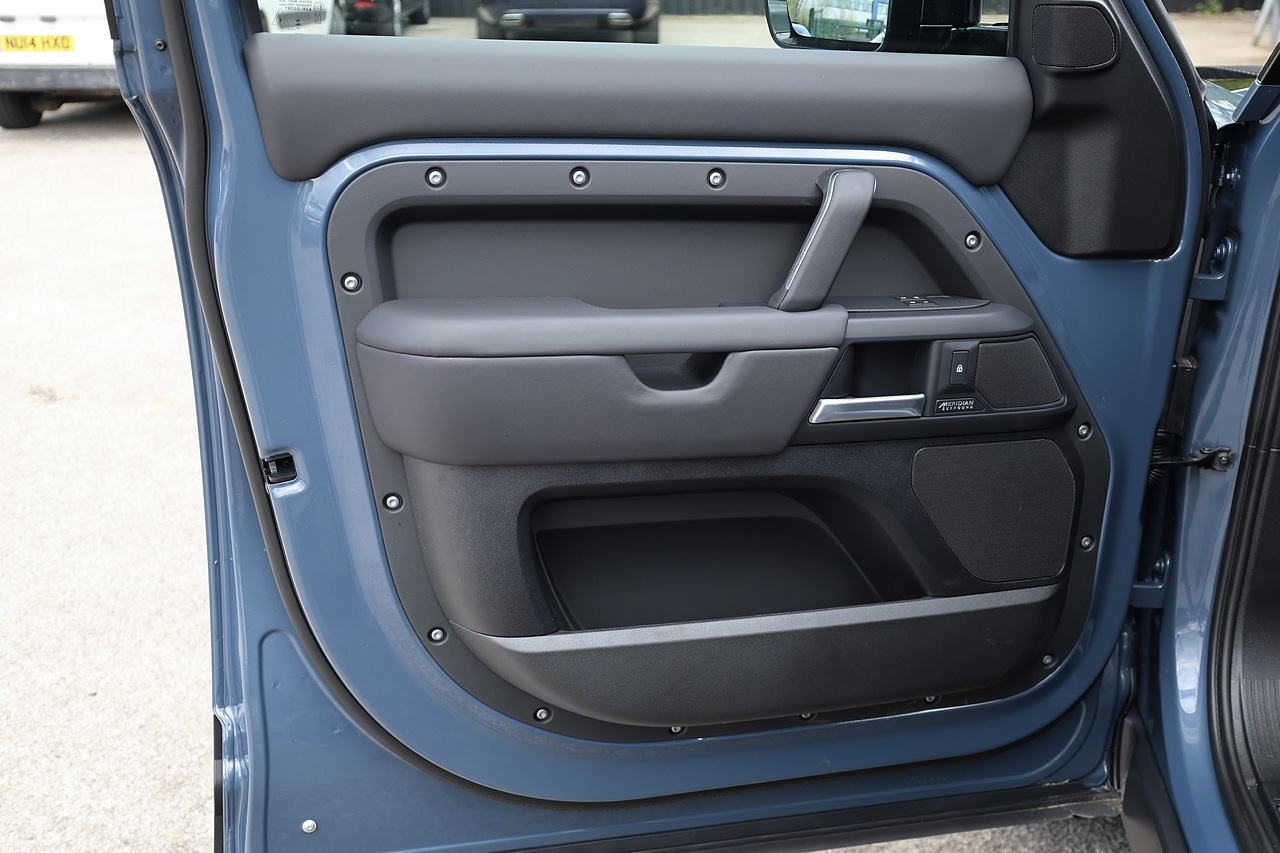 Land Rover Defender 110 D350 X-Dynamic HSE Huge Spec + 7 Seats + Family Pack + Tow Pack - Large 42