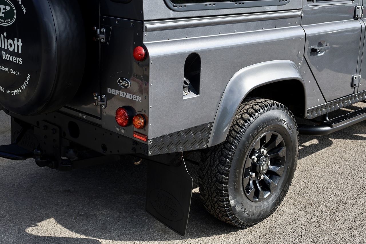 Land Rover Defender 110 XS 2.2 TDCI + 7 Seats + Beautiful Condition - Large 18