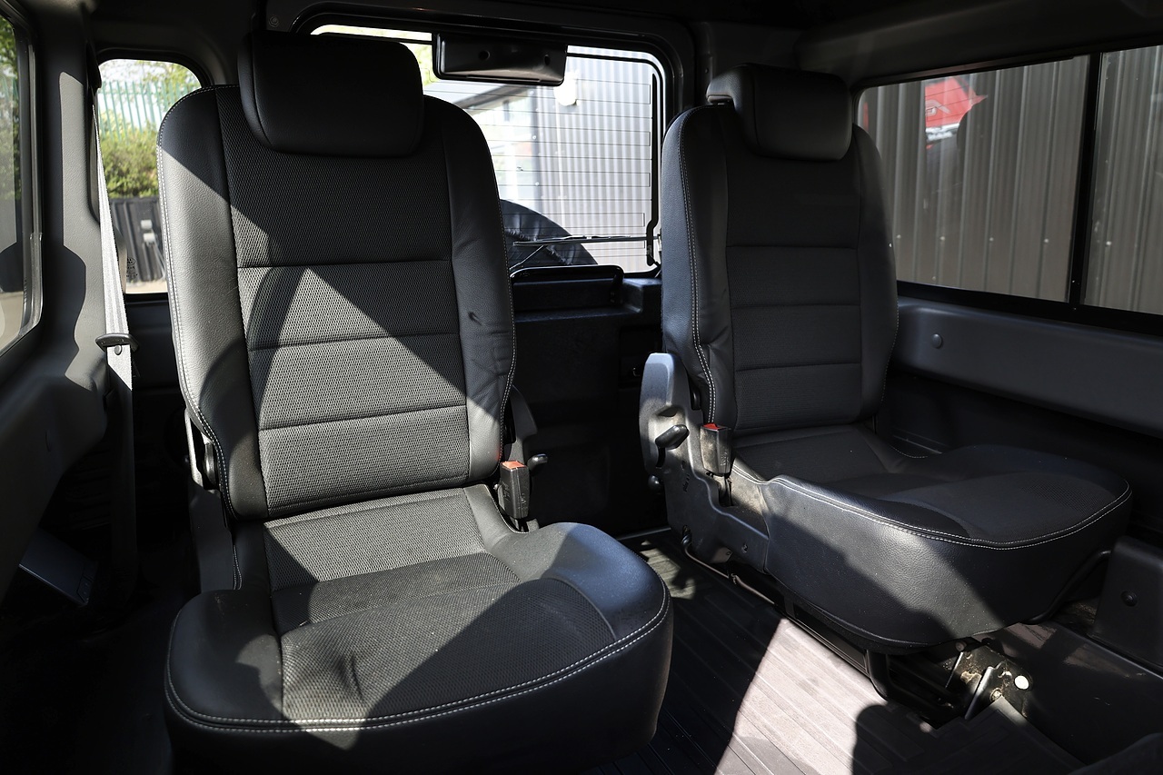 Land Rover Defender 110 XS 2.2 TDCI + 7 Seats + Beautiful Condition - Large 26