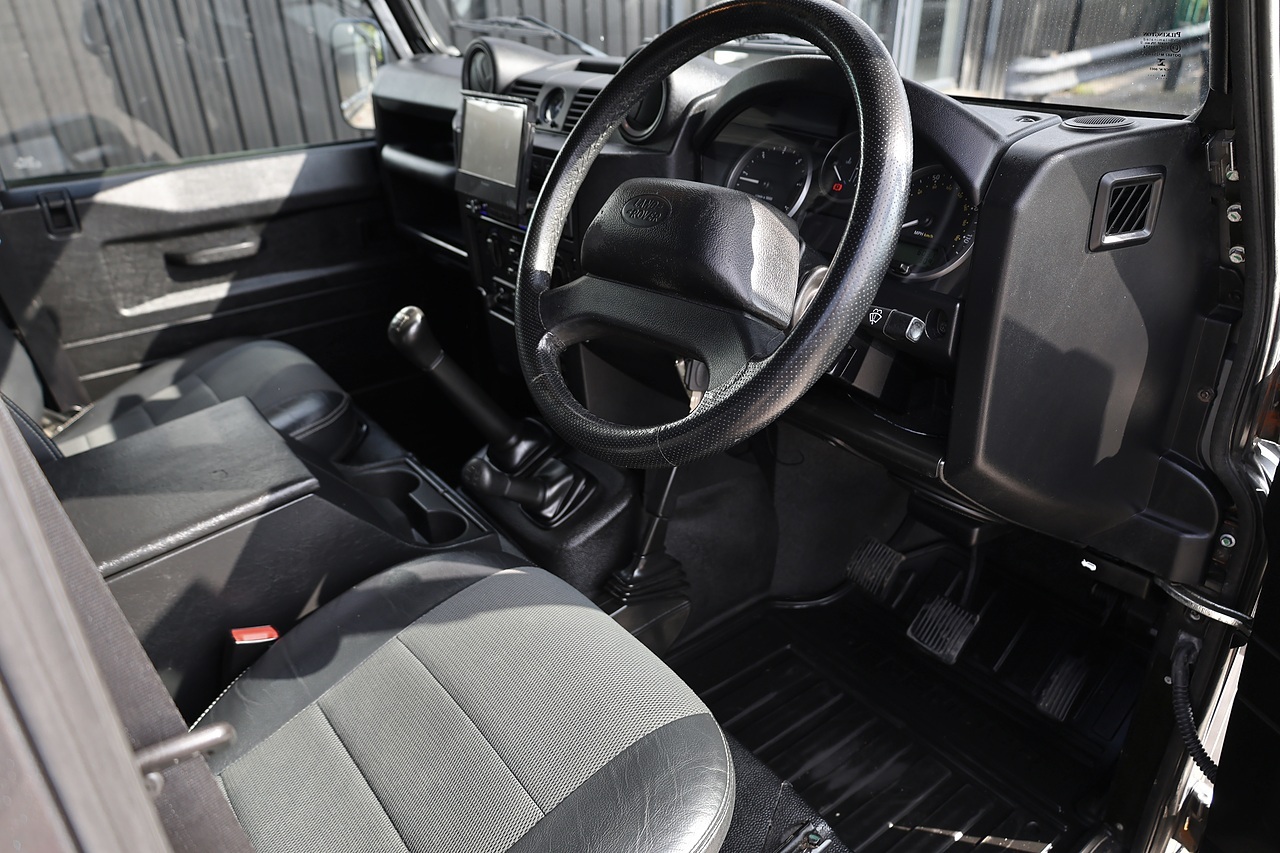 Land Rover Defender 110 XS 2.2 TDCI + 7 Seats + Beautiful Condition - Large 31