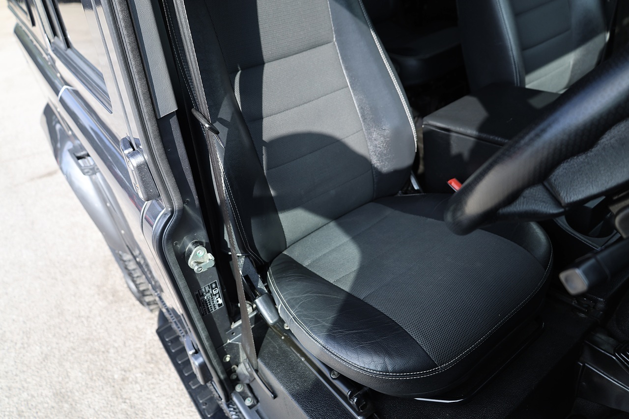 Land Rover Defender 110 XS 2.2 TDCI + 7 Seats + Beautiful Condition - Large 33